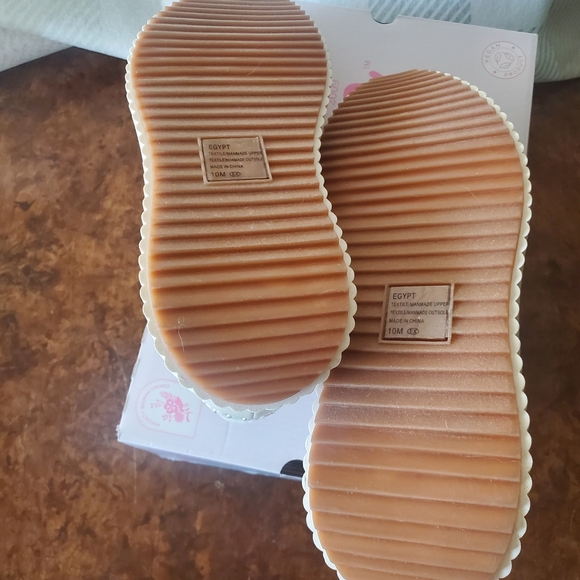 Jellypop Women's Textured Tan Slip-On Flats - Picture 5 of 8